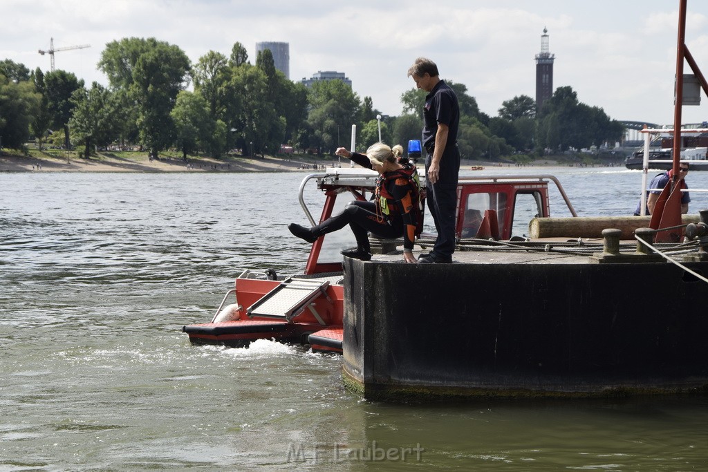 Uebung BF Taucher und Presse Koeln Zoobruecke Rhein P226.JPG - Miklos Laubert